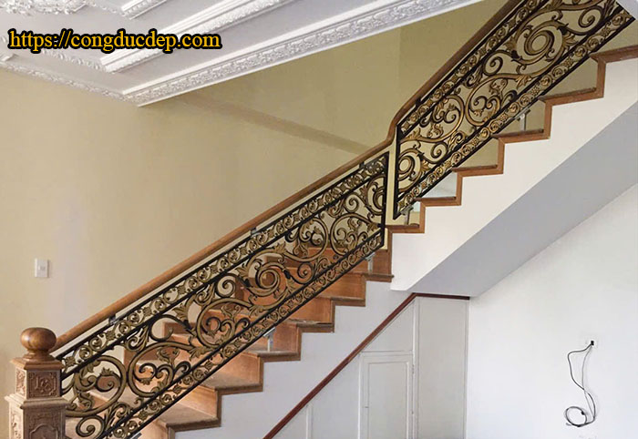 Lan can cầu thang nhôm đúc tay vịn gỗ